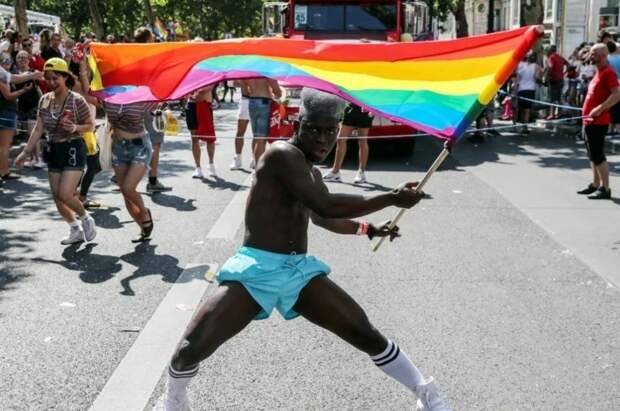 Пранкеры Вован и Лексус договорились с мэром Берлина о проведении в Киеве гей-парада 