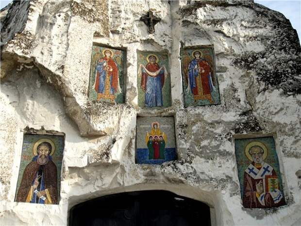 Вход украшен наскальными иконами (Костомаровский женский монастырь, Россия).