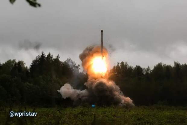 Опубликованы кадры удара ОТРК «Искандер» по ангару ВСУ, в котором находилась