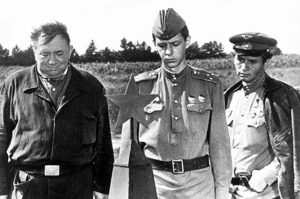 Актеры (слева направо): Алексей Смирнов, Сергей Иванов, Леонид Быков в художественном фильме «В бой идут одни «старики».