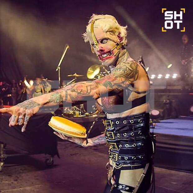 Барабанщик Rammstein бросил торт в российского туриста во время новогоднего концерта: фото