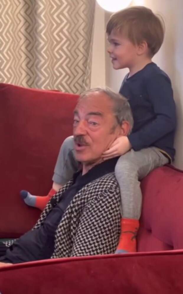 Без легендарной шляпы: Боярская запечатлела отца-именинника в компании внука