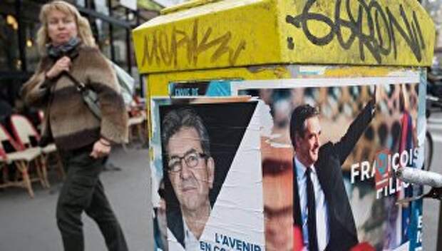 Плакаты с изображениями кандидатов в президенты Франции Жан-Люка Меланшона и Франсуа Фийона в Париже