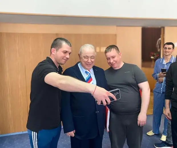 Петросян посетил госпиталь с российскими военными