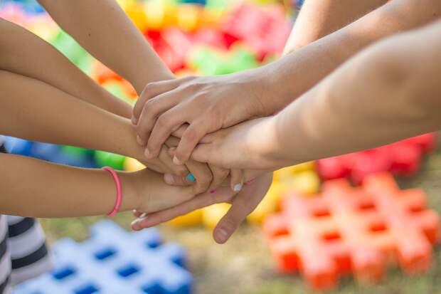 hands-2847508_960_720 alt