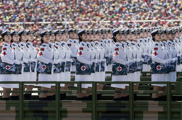 10. Китайские солдатки. Военный парад на площади Тяньаньмэнь в Пекине, 3 сентября 2015. китай, люди, толпа