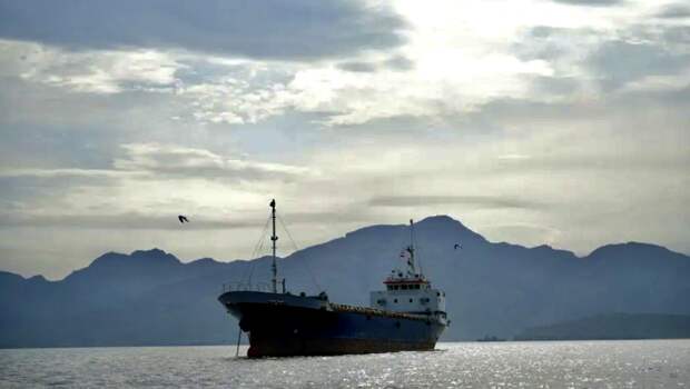 Почему Трамп угрожает блокировать пролив, который Иран уже блокирует