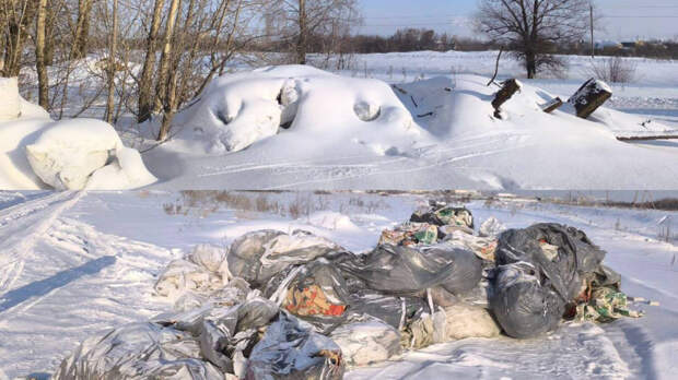 Две несанкционированные свалки в водоохранной зоне реки Челна обнаружили экологи