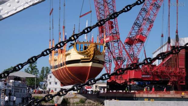 Петр I был бы доволен: копия легендарного корабля «Полтава» спущена на воду