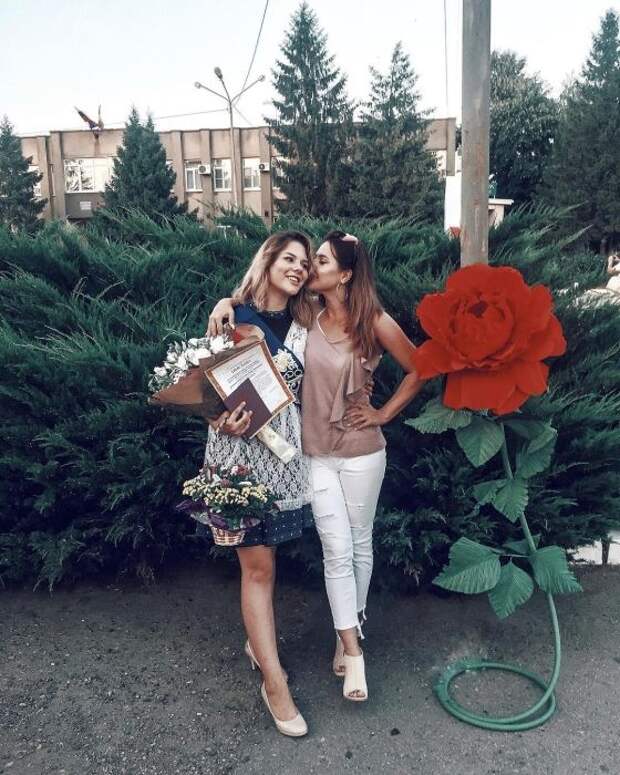 Выпускницы 2018 года делятся своими снимками в социальных сетях Выпускницы 2018 года делятся своими снимками в социальных сетях