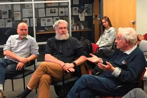 Эпштейн приводил Шуляк на собрания своих друзей-ученых. Фото: Минюст США