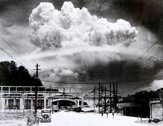 13. Эту фотографию сделали всего через пару секунд после взрыва бомбы в Нагасаки исторические фото, история, ужасы, факты