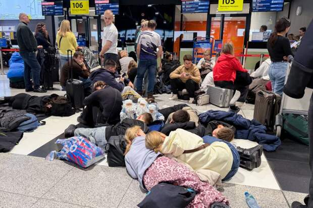 Сотни людей застряли в Шереметьево из-за снежного коллапса. «Дети спят на полу по всему аэропорту»