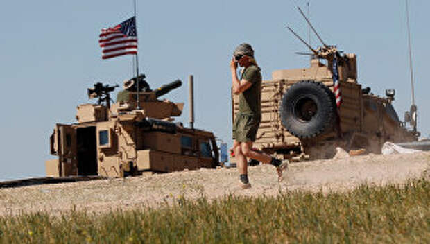 Американский военный в районе сирийского населенного пункта Манбидж