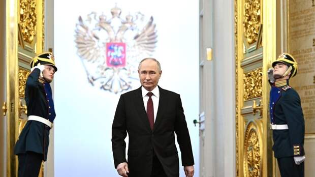 «Уверенно смотрим вперёд»: как прошла церемония вступления Путина в должность президента России