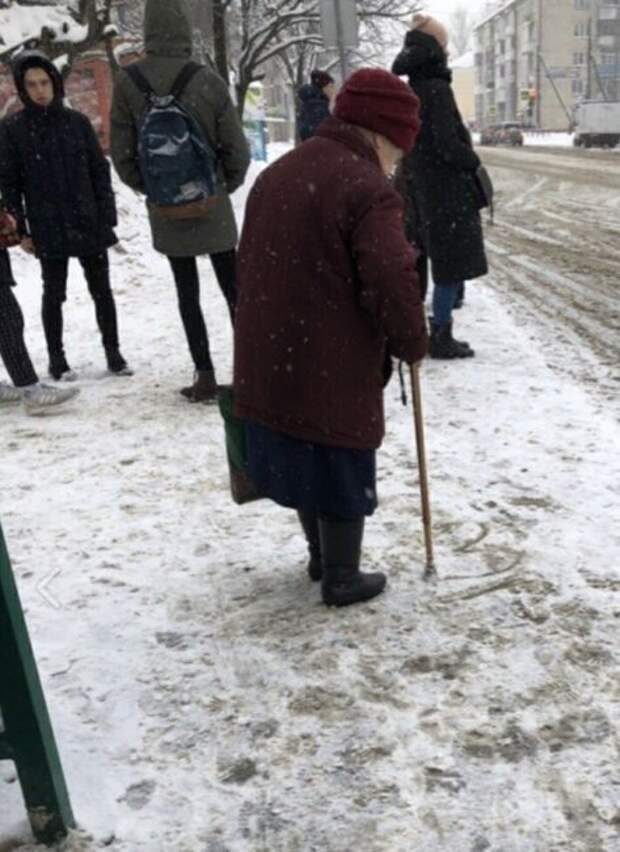 Бабушка рисует сердечко, пока ждет автобус.