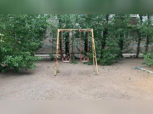В Забайкальске восстановили мостик и качели на детской площадке