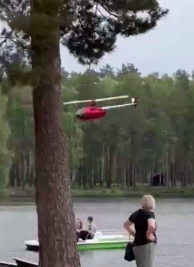 Над Коркинским озером кружил вертолет