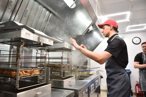 Российская сеть фастфуда решила уволить сотни сотрудников