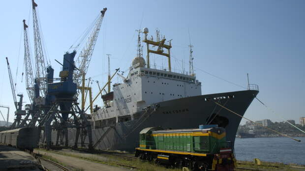 Судно дало крен: В России прогремел взрыв на крупнейшей в мире плавбазе