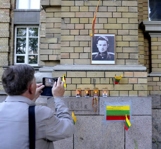 Митинг против снятия памятных знаков Йонасу Норейке и Казису Шкирпе в Вильнюсе
