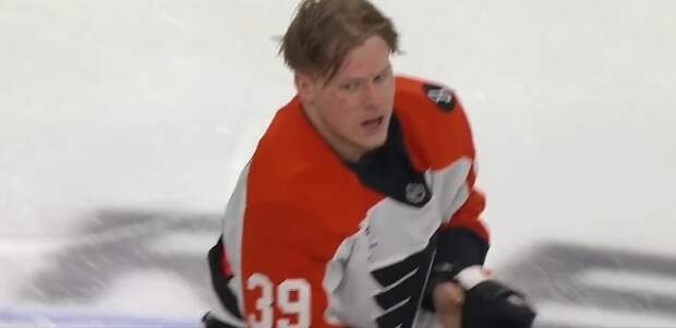 Нападающий Матвей Мичков устроил драку в матче НХЛ