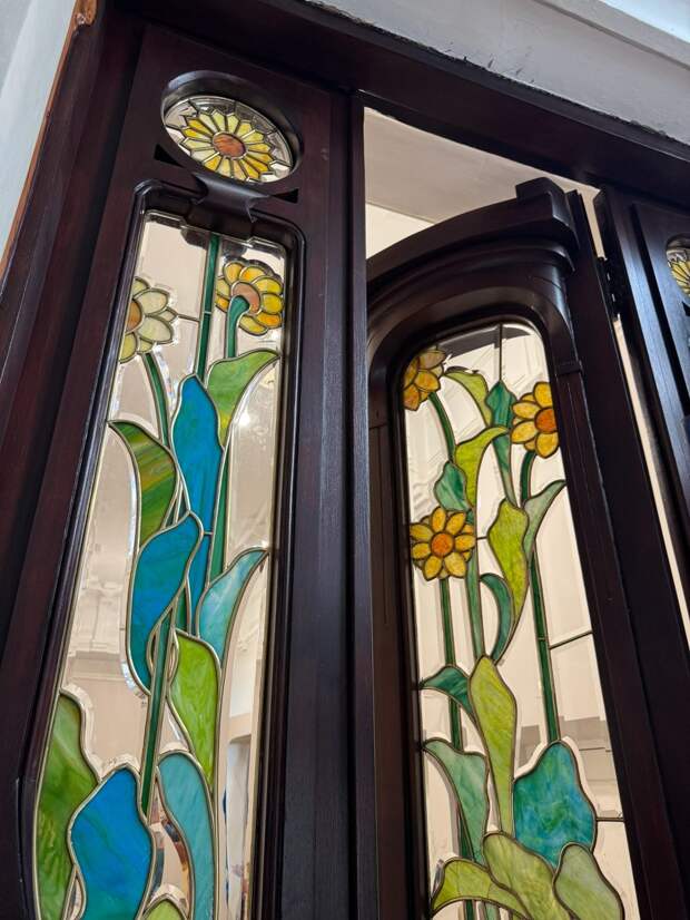В музее ивановского ситца вновь сияют отреставрированные витражные двери