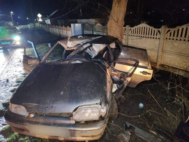 Несовершеннолетний за рулем «ВАЗа» устроил ДТП в Крыму: водитель и пассажир в больнице