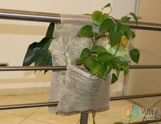 Для небольшого полезного растения место может найтись где угодно. Rossi, держатель для комнатных растений из металлической сетки.