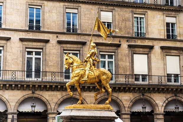 Europe 1: житель Парижа украл часть меча у памятника Жанне д'Арк и был задержан