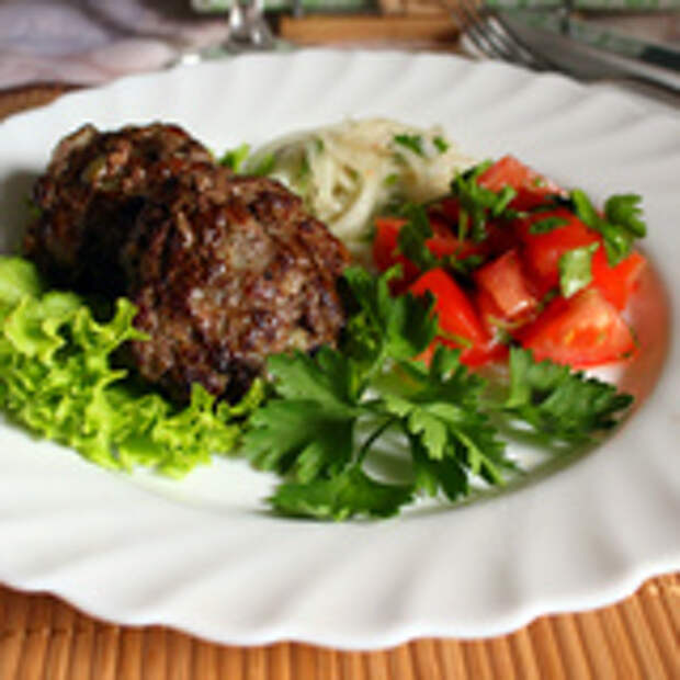 Мясные биточки с маринованным луком и острым салатом из помидоров