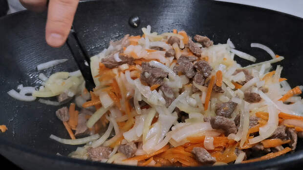 Тарелки вымакиваем насухо и съедаем до последлней капли. Мясной суп с домашней лапшой по-восточному, очень вкусно и совсем несложно