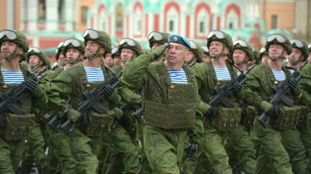 «Приемы с оружием, песни и вальс»: в Петербурге на военном параде была своя атмосфера
