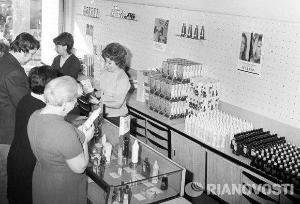 Отдел косметики в магазине "Ванда" на Петровке, 1972. Фото Галины Кмит. Риа-Новости.