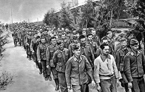 Колонна фашистских солдат и офицеров, взятых в плен под Смоленском (июль 1941 г.)