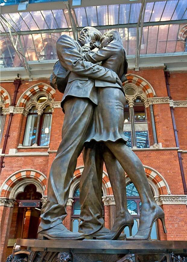 Памятник на железнодорожном вокзале «Место встречи» (Лондон). 