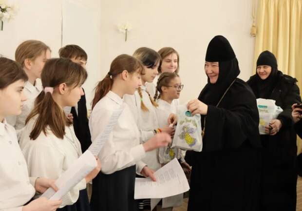 Воспитанники Каменской специальной школы-интерната побывали с выступлением в монастыре.