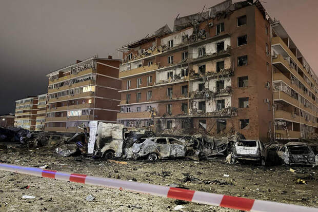 По Адыгее летели вовсе не БПЛА: массированная атака превратила парковку в Новой Адыгее в костер из 40 машин