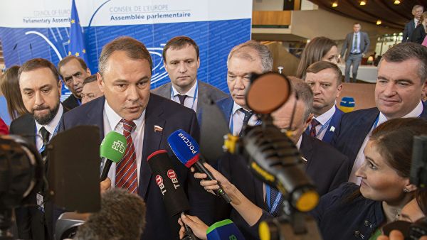 Заместитель председателя Государственной Думы РФ Петр Толстой отвечает на вопросы журналистов на заседание Парламентской ассамблеи Совета Европы. 26 июня 2019