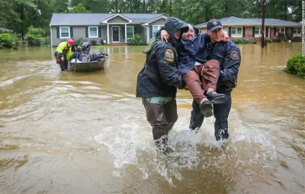 Наводнение в сербии 2014. Наводнение как спастись. Спасение от наводнения. Наводнение как спастись. Мчс наводнение.
