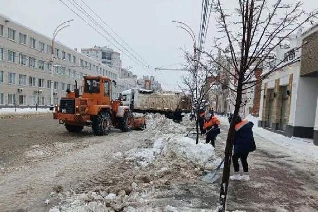 Уборка снега во дворах: как тамбовчанам получить помощь городских служб