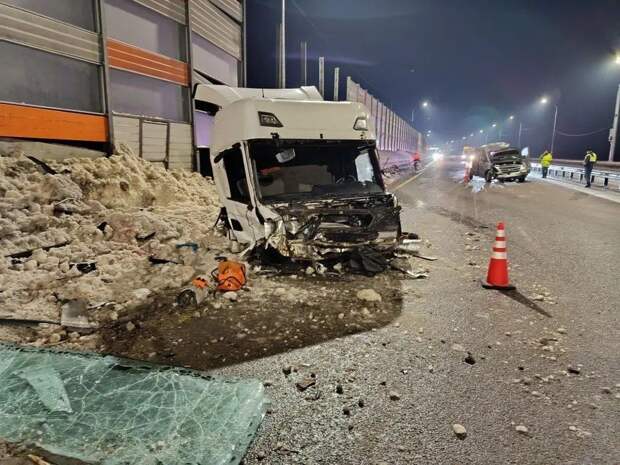 В Муроме на платной трассе М-12 столкнулись микроавтобус и большегруз