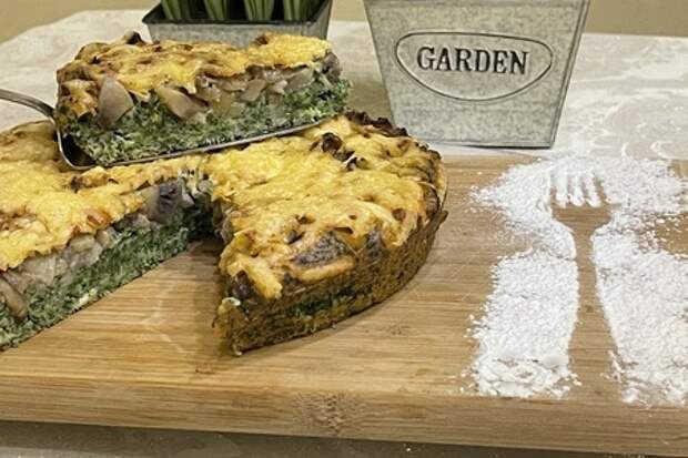 Фото к рецепту: Пирог с шпинатом грибами и сыром
