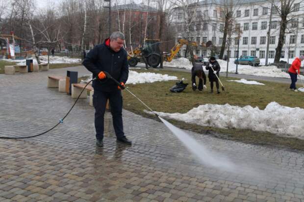 Глава администрации Тулы вместе с жителями провёл первый весенний субботник в Кировском сквере