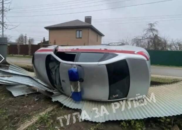 Машина Росгвардии перевернулась на улице Чмутова в Туле