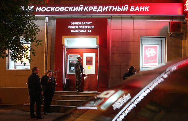 У отделения "Московского кредитного банка" на улице Первомайской, дом 5, где неизвестный захватил заложников