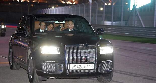 Путин проехал за рулем «Ауруса» по гоночной трассе