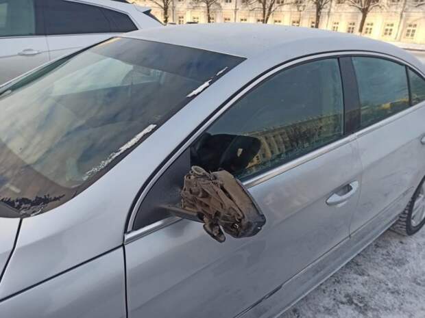 В Ярославле агрессивный водитель улетел в отбойник, а затем напал на чужой автомобиль и сломал зеркало