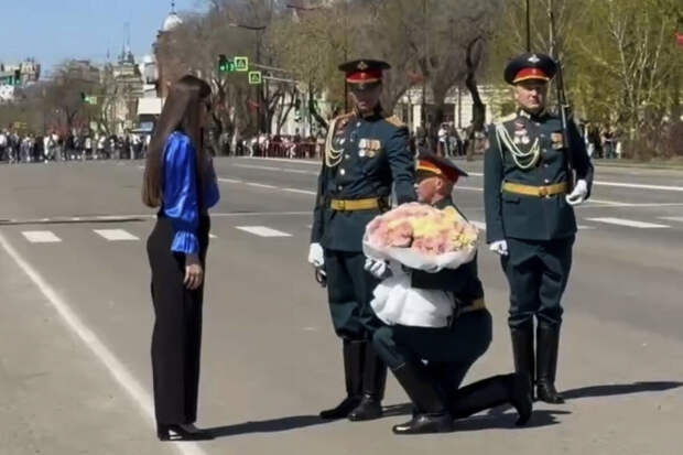 На параде Победы в Благовещенске курсант сделал предложение своей возлюбленной