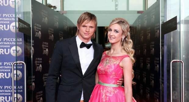 Тарасов назвал встречу с Бузовой самым «кринжовым» случаем в День влюбленных: «Хотели с женой поужинать в ресторане, приехали и увидели…